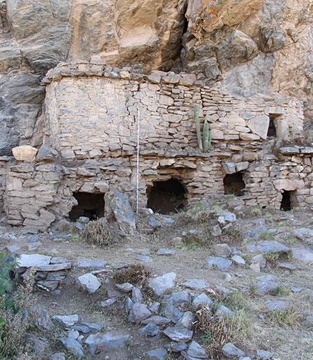 		 Above-ground tombs at the cemetery site of Yuraq Qaqa (Colca Valley, Peru).
	