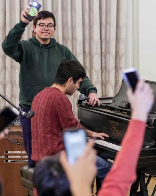 		person playing piano
	