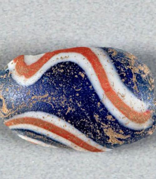 		 Bead with geometric design
	