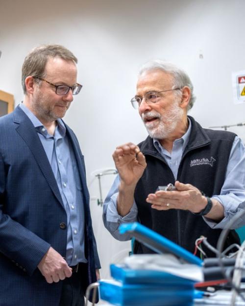 		Scientists talk in a lab
	