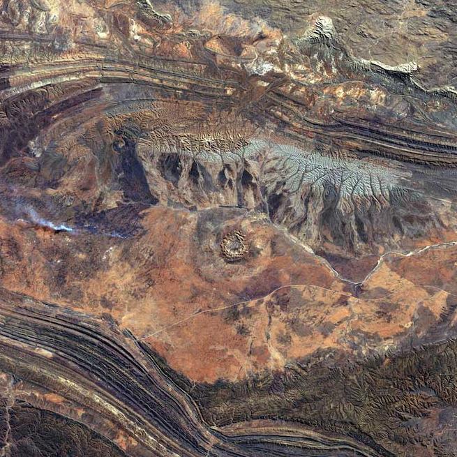 geometric pattern in browns and blues: a dry part of Australia seen from above