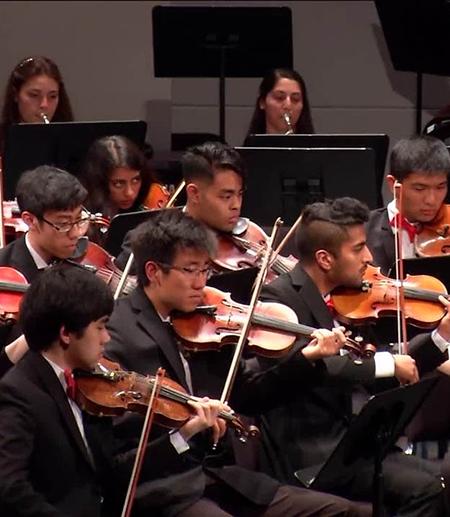 		 students playing violin
	