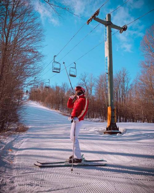 girl skiing