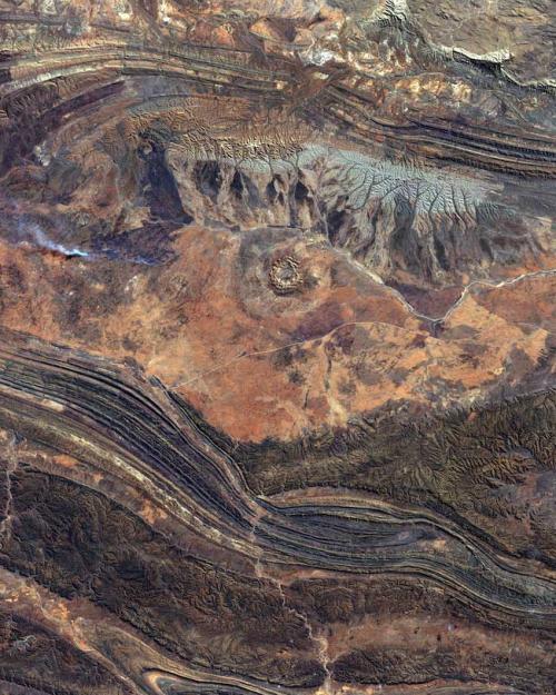 geometric pattern in browns and blues: a dry part of Australia seen from above