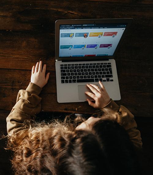  child on a computer 